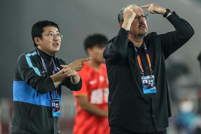 记者：尼克斯真五外的优势太大了 五外不止是五射而是都能处理球